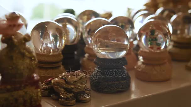 Souvenirs for luck - buddhism gods in crystal balls. Golden mountain Wat Saket . Bangkok, Thailand. — Stock Video