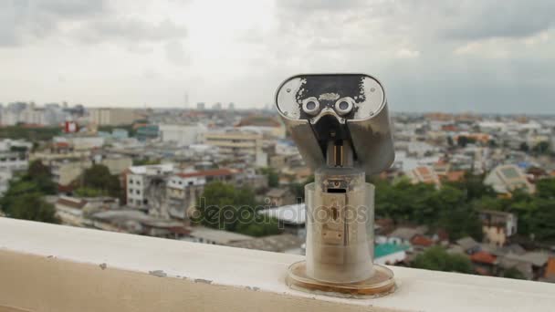 バンコク, タイ王国 - 2012 年 10 月 24 日。バンコクのパノラマ ビュー。ワット サケット ゴールデン マウント上のビュー ポイントを観光客のための双眼鏡 . — ストック動画
