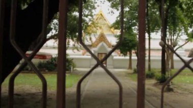 Bangkok, Tayland - 24 Ekim 2012. Süs küçük kapı aracılığıyla Wate Saket altın tapınak Mount kapısı görüntüleyin,