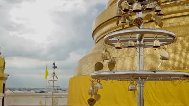 Sakrální zvonky ve Wat Saket Ratcha Wora Maha Wihan, Golden Mount. Bangkok Thajsko. — Stock video