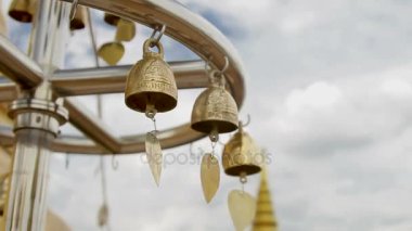 Sakral Wat Saket Ratcha Wora Maha Wihan içinde altın Mount çan. Bangkok Tayland.