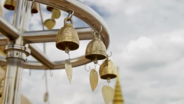 Sakrální zvonky ve Wat Saket Ratcha Wora Maha Wihan, Golden Mount. Bangkok Thajsko. — Stock video