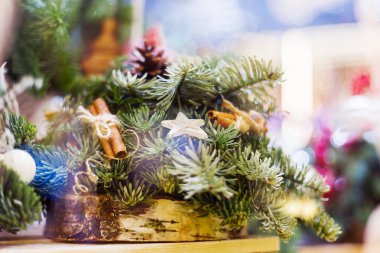 Yapılan çam ve köknar dalları, tarçın ve ahşap yıldız ile Noel çelenk. El yapımı yılbaşı dekorasyon ampuller ile.