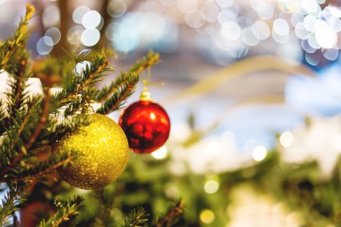 Sokaklar Noel ve yeni yıl kutlama için dekore edilmiştir. Ağaç parlak kırmızı ve sarı top ile. Metin için yer.