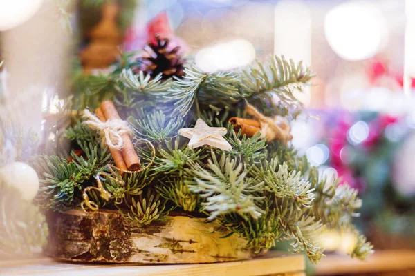 Yapılan çam ve köknar dalları, tarçın ve ahşap yıldız ile Noel çelenk. El yapımı yılbaşı dekorasyon ampuller ile.