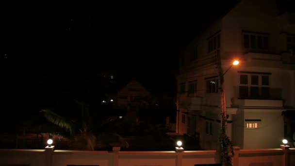 闪电在夜空中。在芭堤雅的雷暴。泰国. — 图库视频影像