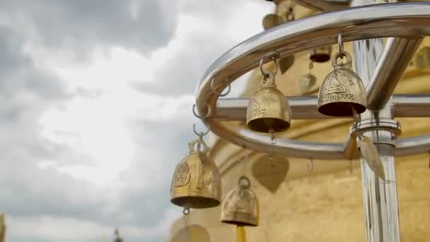 Sakrální zvonky ve Wat Saket Ratcha Wora Maha Wihan, Golden Mount. Bangkok Thajsko. — Stock video