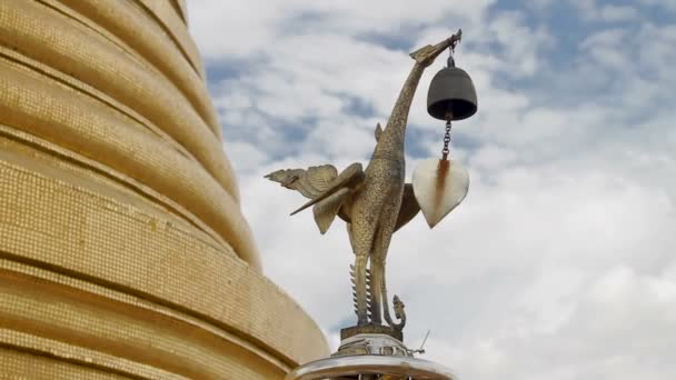 Cloches sacrées dans Wat Saket Ratcha Wora Maha Wihan le Mont d'Or. Bangkok Thaïlande . — Video