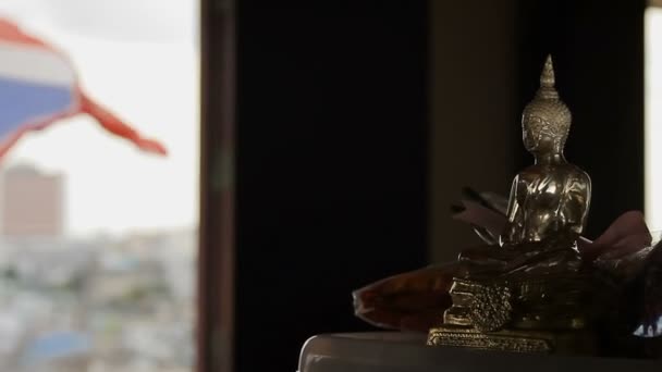 Estátua de ouro de Buddha.Thailand bandeira do estado que flutua no vento no topo de Wat Saket Golden Mount. Vista panorâmica de Bangkok em segundo plano. Tailândia . — Vídeo de Stock