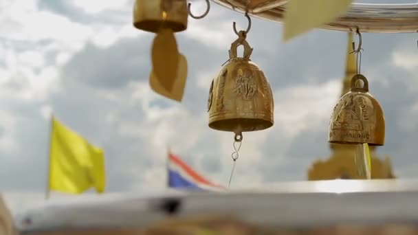 Sakralne dzwony w Wat Saket Ratcha Wora Maha Wihan Wat Saket. Tajlandia Bangkok. — Wideo stockowe
