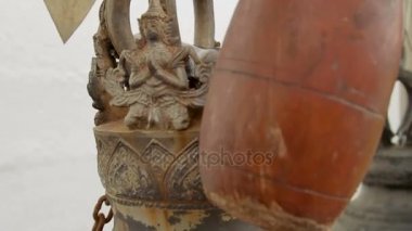 Çekiç ve sakral dekoratif figür Wat Saket Ratcha Wora Maha Wihan bell altın Mount gong. Bangkok, Tayland.