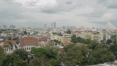 Bangkok, Tayland - 24 Ekim 2012. Bangkok Wat Saket altın Mount dan Panorama görünüm. Bhumibol Köprü'olarak da bilinen endüstriyel çevre yolu Bridge Chao Phraya Nehri üzerinde göster..