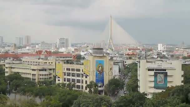 Бангкок, Таїланд - 24 жовтня 2012 р. Панорама видом на Бангкок від Wat Saket золотої гори. Переглянути на мосту Пуміпон також промислових кільцевої дороги міст над річкою Чао Прайя. — стокове відео