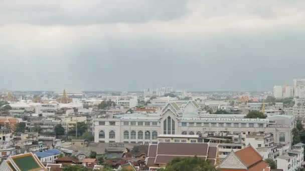 Bangkok, Thailand - 24 oktober 2012. Panoramautsikt över Bangkok från Wat Saket Golden Mount . — Stockvideo