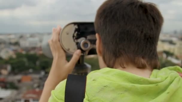 Bangkok, Tajlandia - 24 października 2012. Panoramiczny widok na Bangkok. Kobieta szuka przez lornetkę turystów na punkt widokowy na Wat Saket Wat Saket . — Wideo stockowe