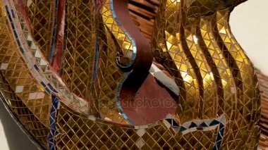 Wat Saket altın Dağı çatısı dekoratif altın mozaik ayrıntılar. Bangkok, Tayland.