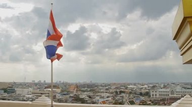 Tayland Devlet bayrağı Wat Saket altın dağ tepesinde rüzgarda çırpınan. Bangkok panorama manzara arka plan üzerinde. Tayland.
