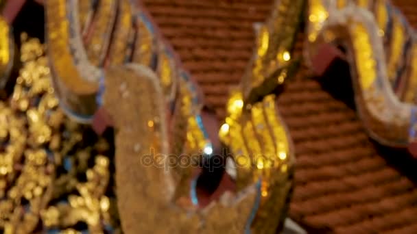 Decoratieve gouden mozaïek details op dak van Wat Saket Golden mount. Bangkok, Thailand. — Stockvideo