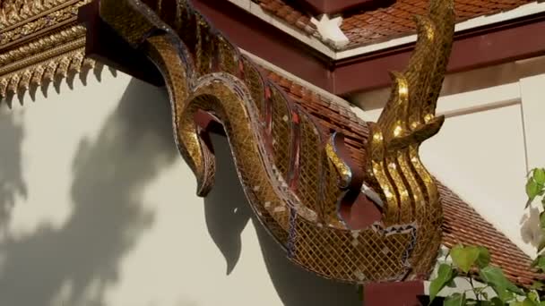 Decorativi dettagli a mosaico dorato sul tetto di Wat Saket Monte d'oro. Bangkok, Thailandia . — Video Stock