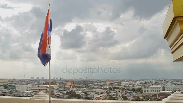 Tajlandia Państwa flaga łopocze na wietrze na szczycie Wat Saket złotej góry. Widok panoramy Bangkoku na tle. Tajlandia. — Wideo stockowe