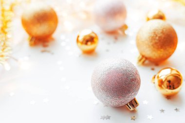 Noel ve yeni yıl arka plan Işık Ampüller ve konfeti ile Noel ağacı için altın dekoratif top ile. Metin için yer.