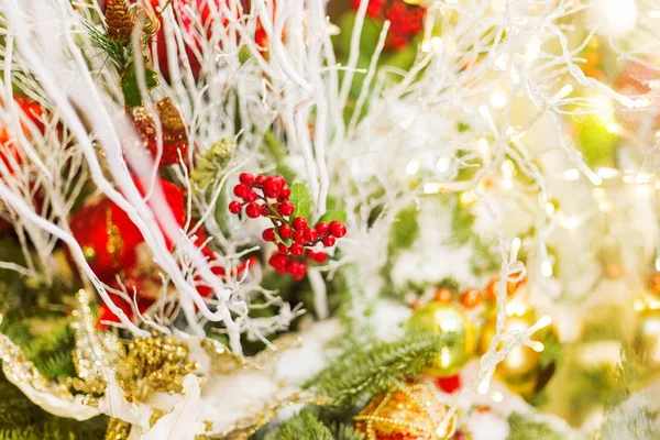Рождественский и новогодний фон с елочными ветками и украшениями - лампочки, ягоды, золотые снежинки . — стоковое фото