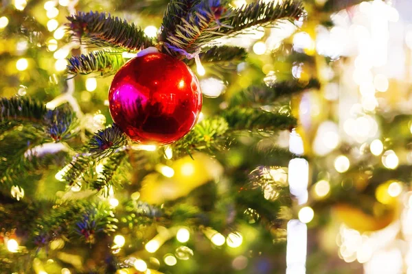 Fondo de Navidad y Año Nuevo con ramas de abeto y decoraciones - bombillas y bola roja brillante . — Foto de Stock