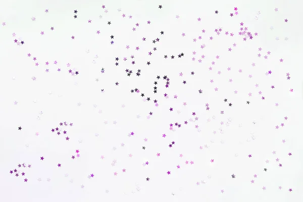 Fond de vacances avec confettis étoiles argent et violet. Bon fond pour les cartes de Noël et du Nouvel An . — Photo