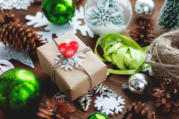 Karácsonyi és újévi háttér bemutatja, szalagok, labdák és más zöld dekoráció fából készült háttér — Stock Fotó