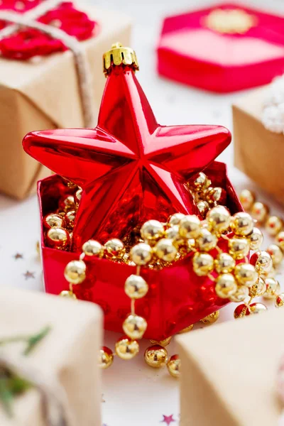 Vánoce a nový rok pozadí s dárky a dekorace. — Stock fotografie