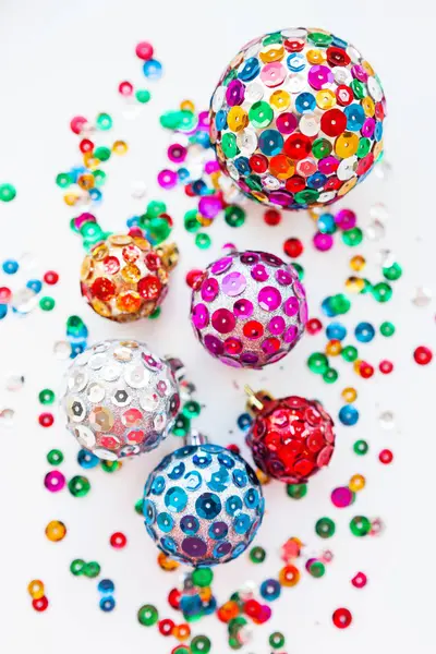 Fundo de Natal e Ano Novo com decorações bolas brilhantes, feitas à mão com lantejoulas brilhantes coloridas . — Fotografia de Stock