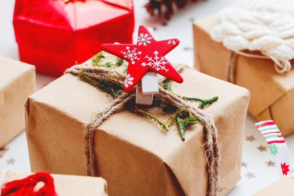 Az ajándékokat, és dekorációk a karácsonyi és újévi háttér. — Stock Fotó