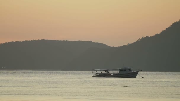 Nascer do sol na ilha Phuket Tailândia. Seascape com barcos de pescadores. De manhã cedo na praia de Rawai . — Vídeo de Stock