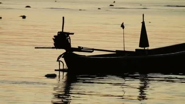 Východ slunce na ostrově Phuket Thajsko. Krajina s lodí rybářů. Brzy ráno na pláži Rawai. — Stock video