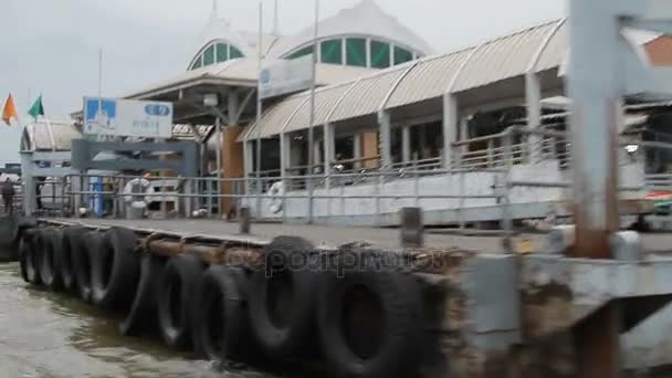 Bangkok, thailand - oktober 20. 2012. Menschen, die auf ein Boot warten, öffentlicher Wassertransport auf dem Fluss chao phraya. Die Seebrücke. — Stockvideo