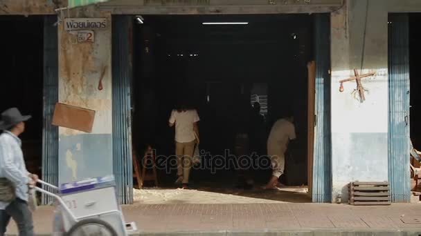 Bangkok, Thailand - 24 oktober 2012. Gebruikelijke straatleven. Vervoer in beweging. Weergave van mannen zagen een houten plank in houtbewerking werkplaats. — Stockvideo