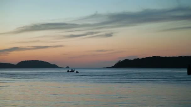 Zonsopgang op Phuket island, Thailand. Zeegezicht met vissers boten. Vroeg in de ochtend op Rawai beach. — Stockvideo