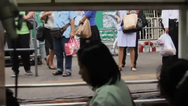 BANGKOK, THAILAND - 20 de outubro. Em 2012. Pessoas à espera de um barco, transporte público de água no rio Chao Phraya. Tha Tien Pier . — Vídeo de Stock