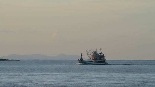 タイ、プーケット島の日の出。漁師の船と海の風景。ラワイ ビーチで早朝. — ストック動画