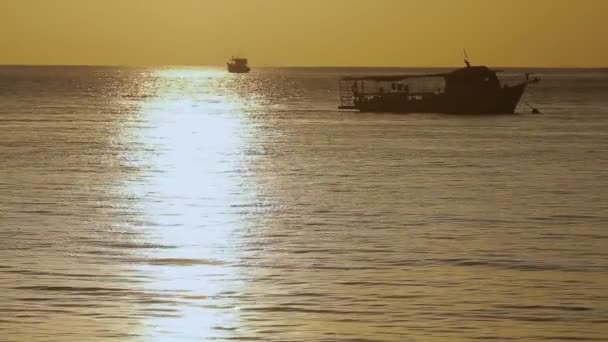 푸 켓 섬 태국에 일출입니다. 어 부 보트와 바다 경치입니다. 라와 비치에 이른 아침. — 비디오