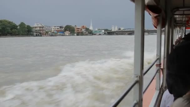 Uitzicht op Bangkok vanaf de bewegende boot, openbaar vervoer op de Chao Praya rivier. Thailand. — Stockvideo