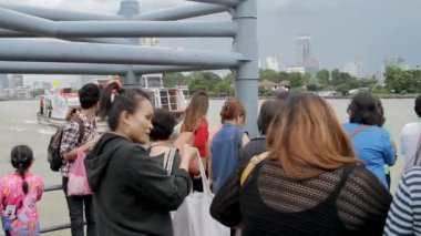 Bangkok, Tayland - 20 Ekim. 2012. bir tekne, Chao Phraya Nehri üzerinde genel Su ulaştırma araçları için bekleyen insanlar. Tha Tien Pier.