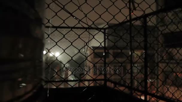 バンコクの夜の雨。用いた純をバルコニーから濡れているストリートを表示します。タイ. — ストック動画