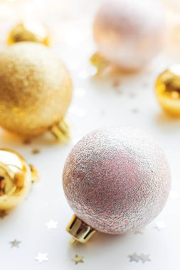 Noel ve yeni yıl arka plan Işık Ampüller ve konfeti ile Noel ağacı için altın dekoratif topları ile. 