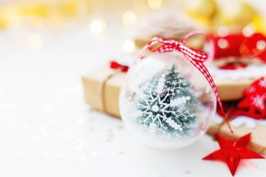 Kar tanesi dekoratif topu, hediyeler ve Noel ağacı süslemeleri ile Noel ve yeni yıl arka plan. Tatil yıldız konfeti ve ampul arka plan. Metin için yer.