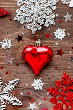 Noel ve yeni yıl arka plan christmas dekorasyon - topları, yıldız, ile gümüş parlak kar taneleri ve konfeti ahşap tablo. 