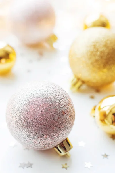 Noel ve yeni yıl arka plan Işık Ampüller ve konfeti ile Noel ağacı için altın dekoratif topları ile. — Stok fotoğraf