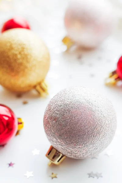 Fondo de Navidad y Año Nuevo con bolas decorativas doradas y rojas para árbol de Navidad con bombillas y confeti . — Foto de Stock