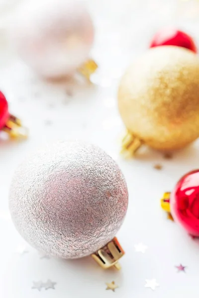 Altın ve kırmızı ışık Ampüller ve konfeti ile Noel ağacı için dekoratif topları ile Noel ve yeni yıl arka plan. — Stok fotoğraf