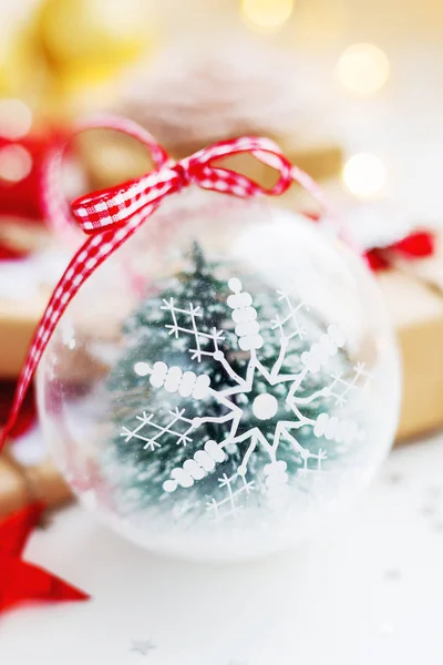 Karácsonyi és újévi háttér hópehely dekoratív labda, ajándékok és díszek, karácsonyfa. Holiday háttér csillagok konfetti és a lámpák. Hely a szöveg. — Stock Fotó